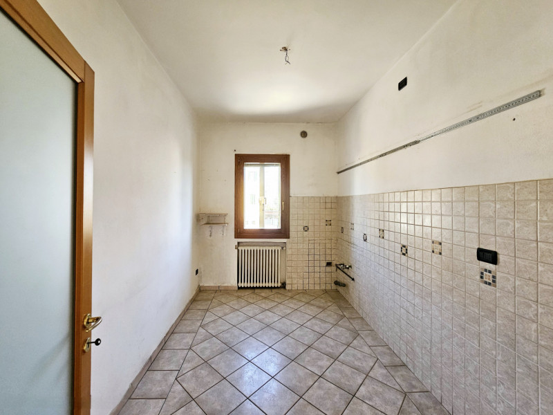 Proponiamo in vendita a Este, appartamento con ingresso indipendente, in zona centrale, con scope...
