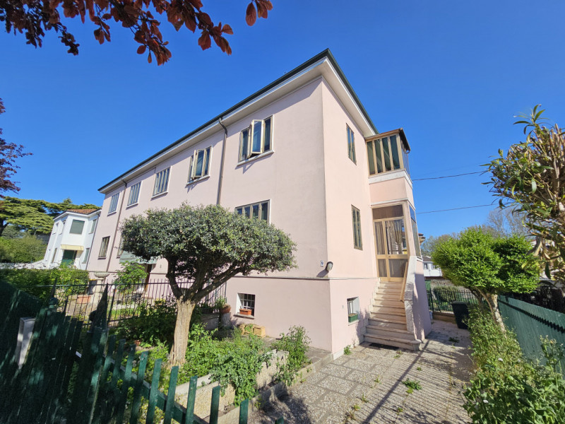 Proponiamo in vendita a Este, appartamento con ingresso indipendente, in zona centrale, con scope...