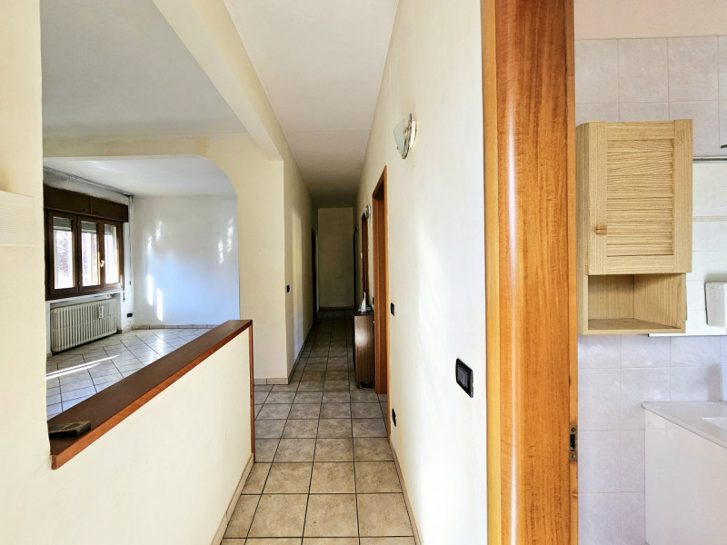 Proponiamo in vendita a Este, appartamento con ingresso indipendente, in zona centrale, con scope...