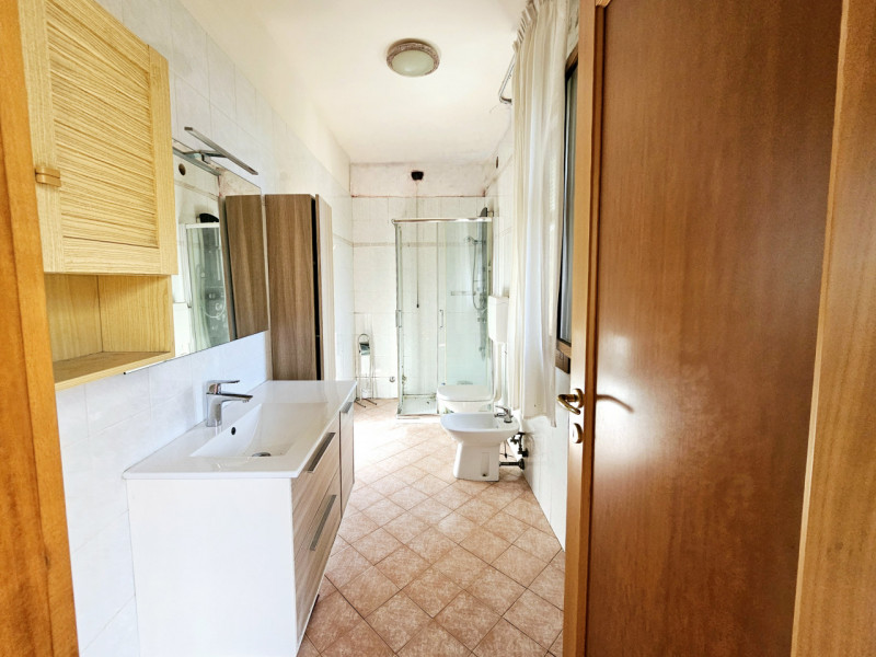 Proponiamo in vendita a Este, appartamento con ingresso indipendente, in zona centrale, con scope...