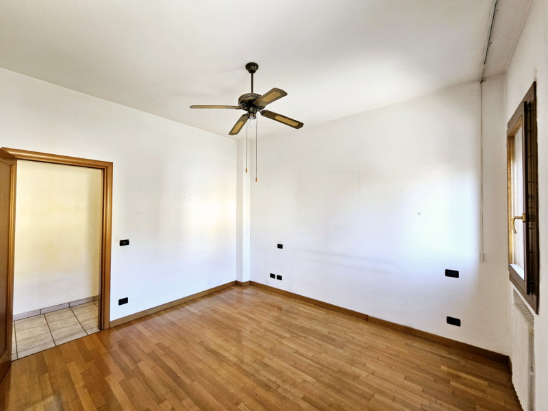 Proponiamo in vendita a Este, appartamento con ingresso indipendente, in zona centrale, con scope...