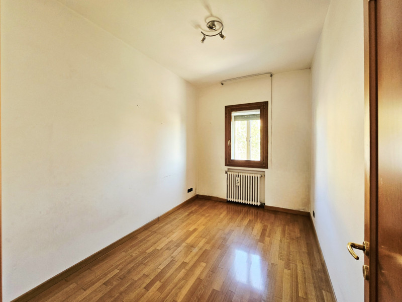 Proponiamo in vendita a Este, appartamento con ingresso indipendente, in zona centrale, con scope...