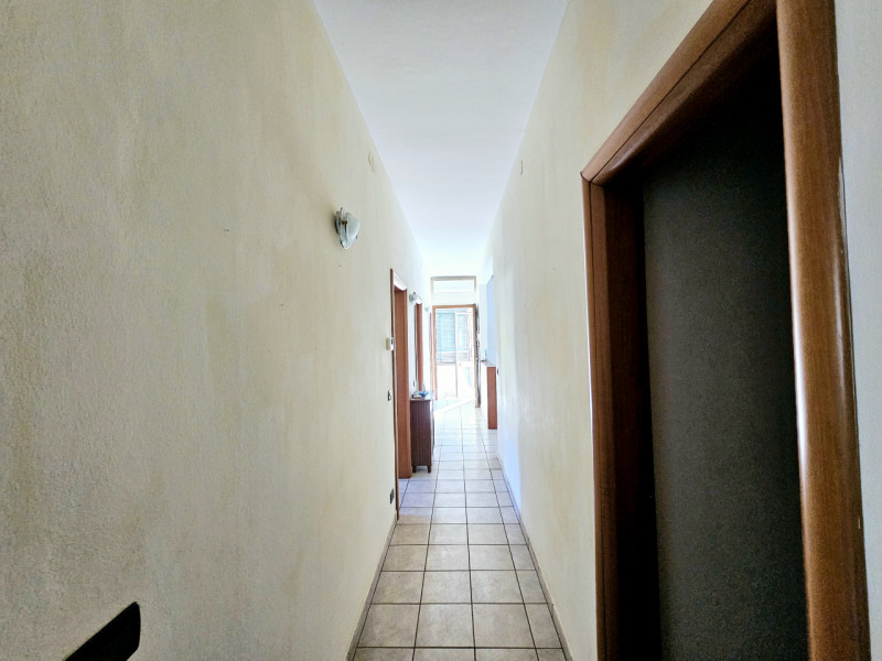 Proponiamo in vendita a Este, appartamento con ingresso indipendente, in zona centrale, con scope...