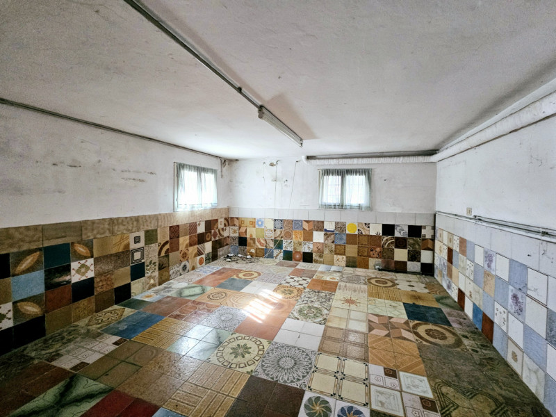 Proponiamo in vendita a Este, appartamento con ingresso indipendente, in zona centrale, con scope...