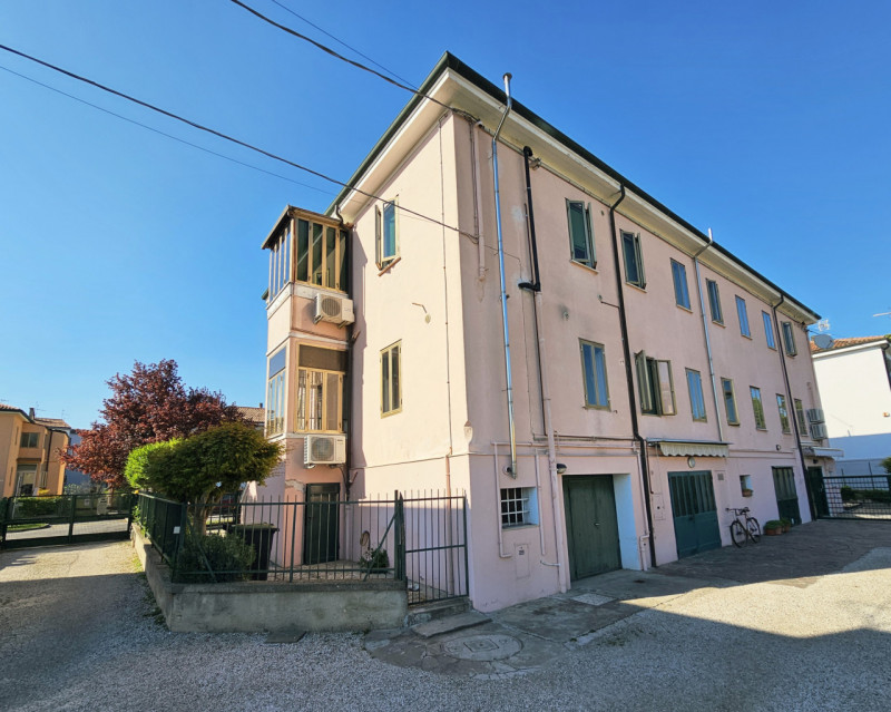 Proponiamo in vendita a Este, appartamento con ingresso indipendente, in zona centrale, con scope...