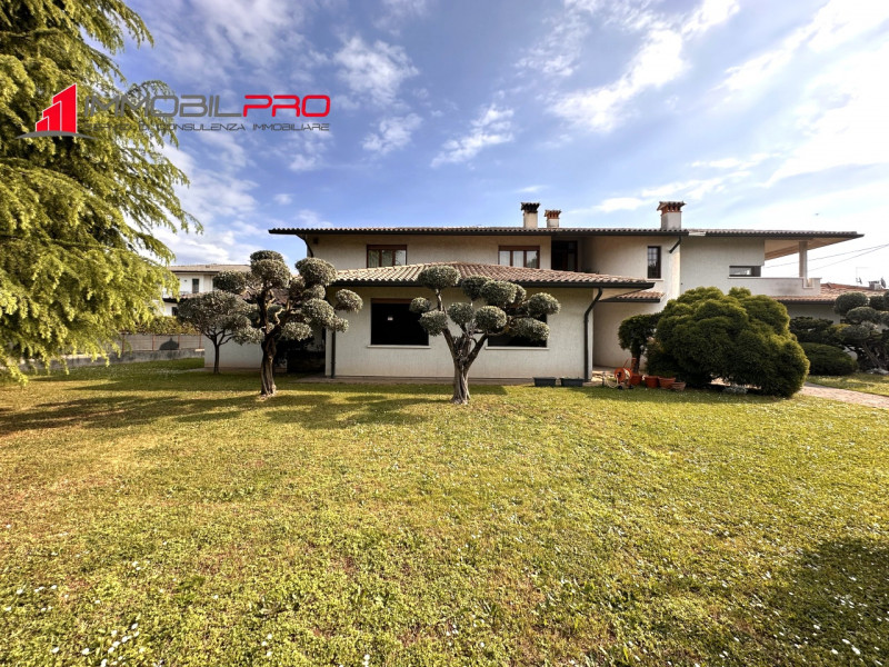 Su un lotto di oltre 2.000 mq, questa proprietà non è semplicemente grande — è rara.
I suoi 714 m...