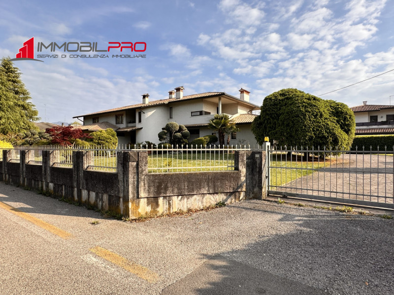 Su un lotto di oltre 2.000 mq, questa proprietà non è semplicemente grande — è rara.
I suoi 714 m...