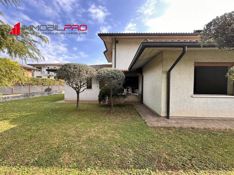 Su un lotto di oltre 2.000 mq, questa proprietà non è semplicemente grande — è rara.
I suoi 714 m...