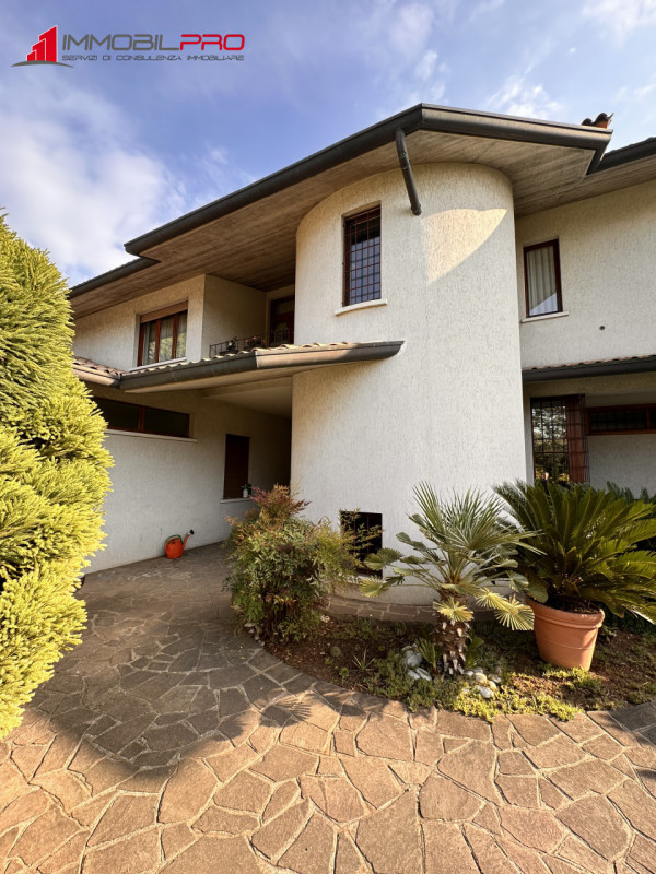 Su un lotto di oltre 2.000 mq, questa proprietà non è semplicemente grande — è rara.
I suoi 714 m...