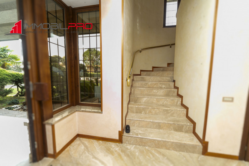 Su un lotto di oltre 2.000 mq, questa proprietà non è semplicemente grande — è rara.
I suoi 714 m...