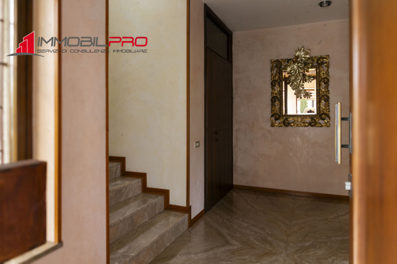 Su un lotto di oltre 2.000 mq, questa proprietà non è semplicemente grande — è rara.
I suoi 714 m...