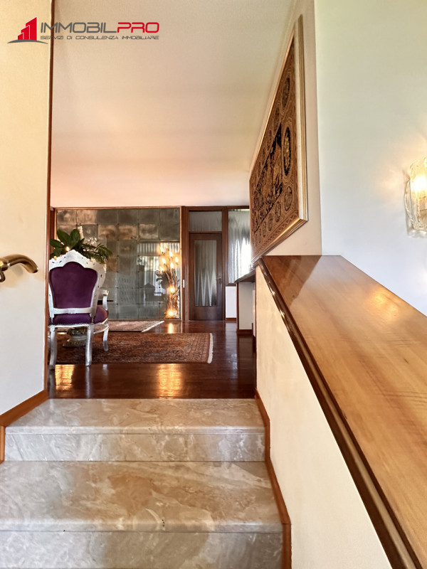 Su un lotto di oltre 2.000 mq, questa proprietà non è semplicemente grande — è rara.
I suoi 714 m...