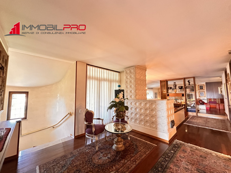 Su un lotto di oltre 2.000 mq, questa proprietà non è semplicemente grande — è rara.
I suoi 714 m...