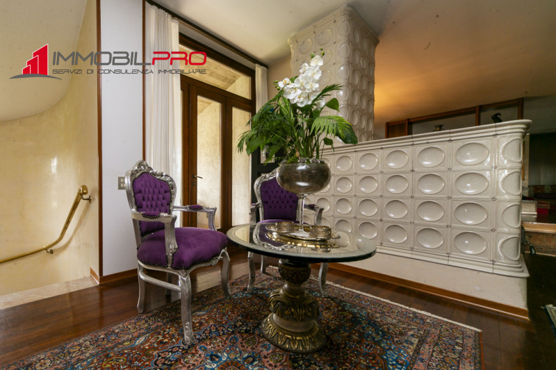 Su un lotto di oltre 2.000 mq, questa proprietà non è semplicemente grande — è rara.
I suoi 714 m...