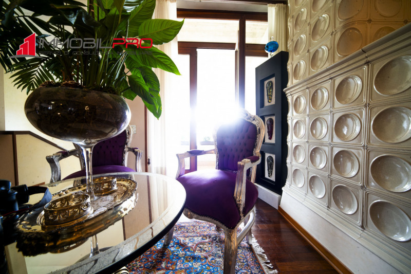 Su un lotto di oltre 2.000 mq, questa proprietà non è semplicemente grande — è rara.
I suoi 714 m...