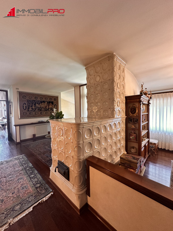 Su un lotto di oltre 2.000 mq, questa proprietà non è semplicemente grande — è rara.
I suoi 714 m...