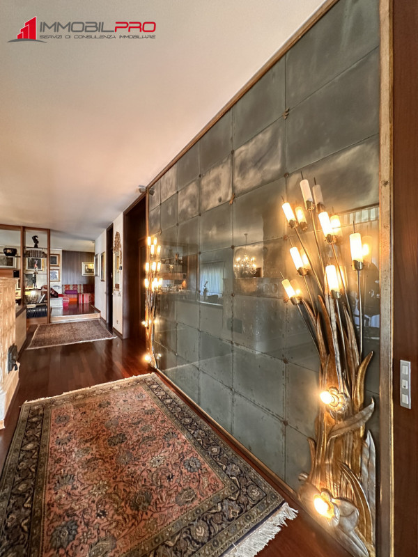 Su un lotto di oltre 2.000 mq, questa proprietà non è semplicemente grande — è rara.
I suoi 714 m...