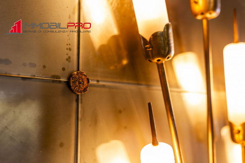 Su un lotto di oltre 2.000 mq, questa proprietà non è semplicemente grande — è rara.
I suoi 714 m...