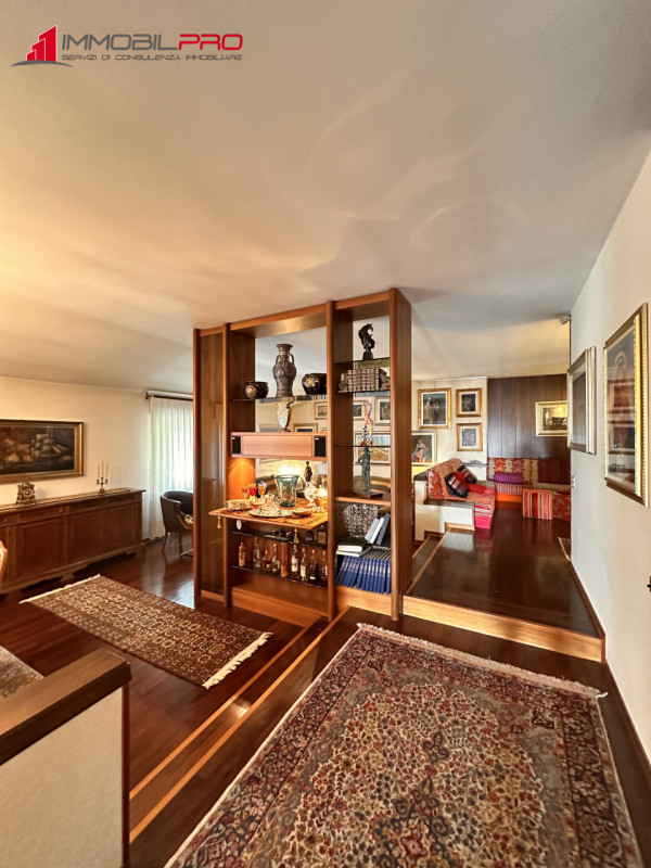 Su un lotto di oltre 2.000 mq, questa proprietà non è semplicemente grande — è rara.
I suoi 714 m...