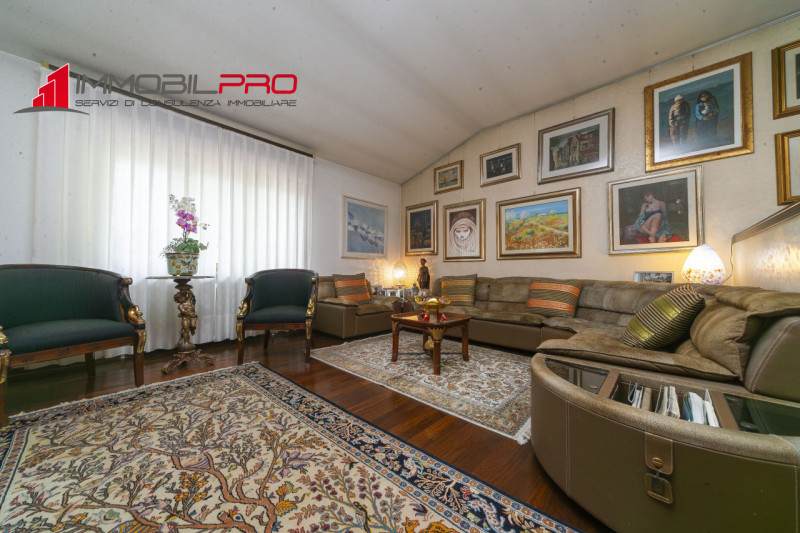 Su un lotto di oltre 2.000 mq, questa proprietà non è semplicemente grande — è rara.
I suoi 714 m...