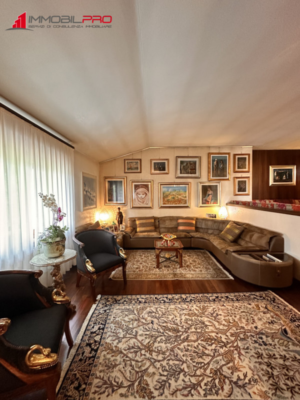 Su un lotto di oltre 2.000 mq, questa proprietà non è semplicemente grande — è rara.
I suoi 714 m...