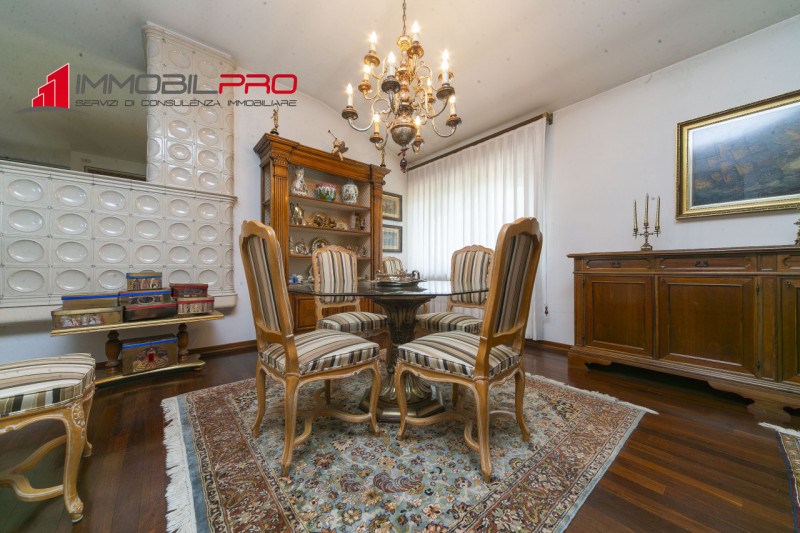 Su un lotto di oltre 2.000 mq, questa proprietà non è semplicemente grande — è rara.
I suoi 714 m...