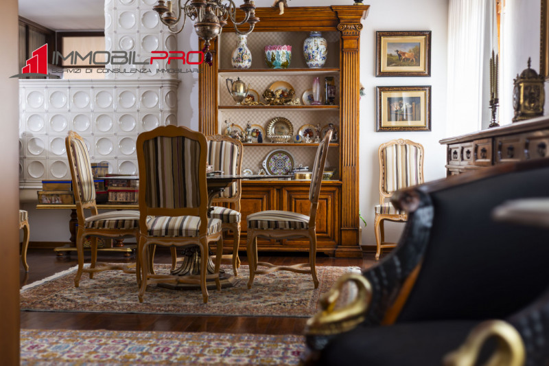 Su un lotto di oltre 2.000 mq, questa proprietà non è semplicemente grande — è rara.
I suoi 714 m...