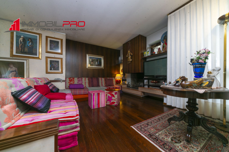 Su un lotto di oltre 2.000 mq, questa proprietà non è semplicemente grande — è rara.
I suoi 714 m...