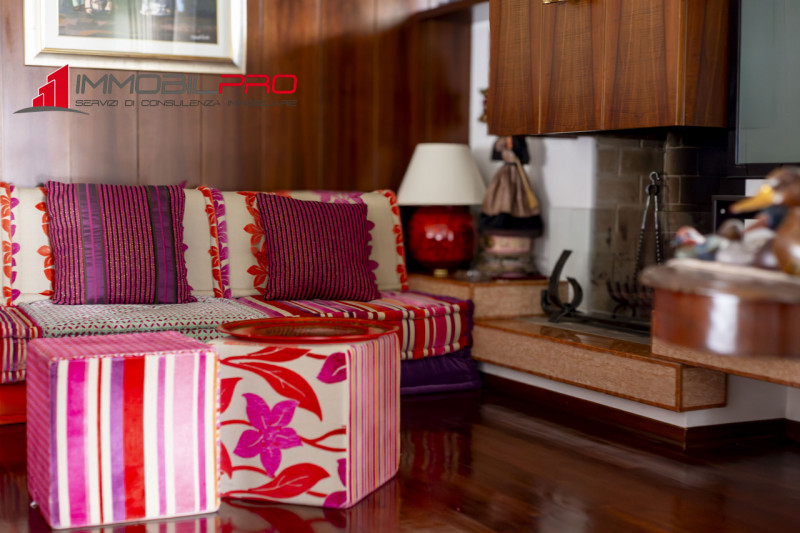 Su un lotto di oltre 2.000 mq, questa proprietà non è semplicemente grande — è rara.
I suoi 714 m...