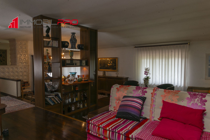 Su un lotto di oltre 2.000 mq, questa proprietà non è semplicemente grande — è rara.
I suoi 714 m...