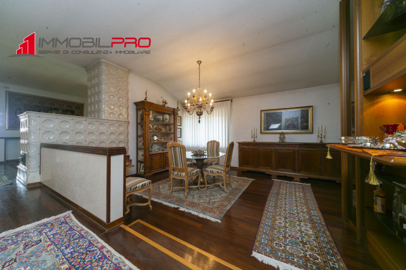 Su un lotto di oltre 2.000 mq, questa proprietà non è semplicemente grande — è rara.
I suoi 714 m...