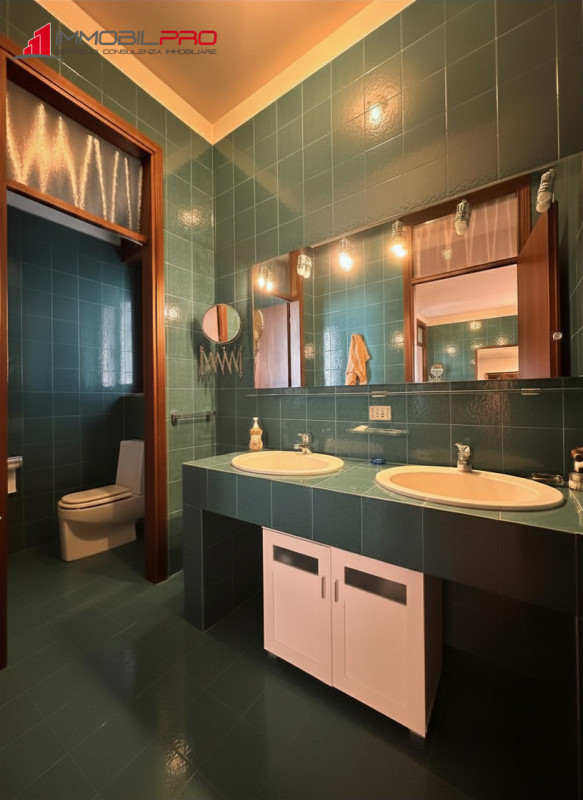 Su un lotto di oltre 2.000 mq, questa proprietà non è semplicemente grande — è rara.
I suoi 714 m...