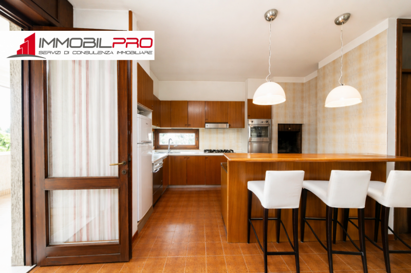 Su un lotto di oltre 2.000 mq, questa proprietà non è semplicemente grande — è rara.
I suoi 714 m...