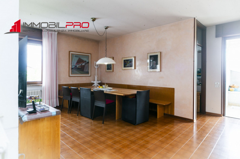 Su un lotto di oltre 2.000 mq, questa proprietà non è semplicemente grande — è rara.
I suoi 714 m...