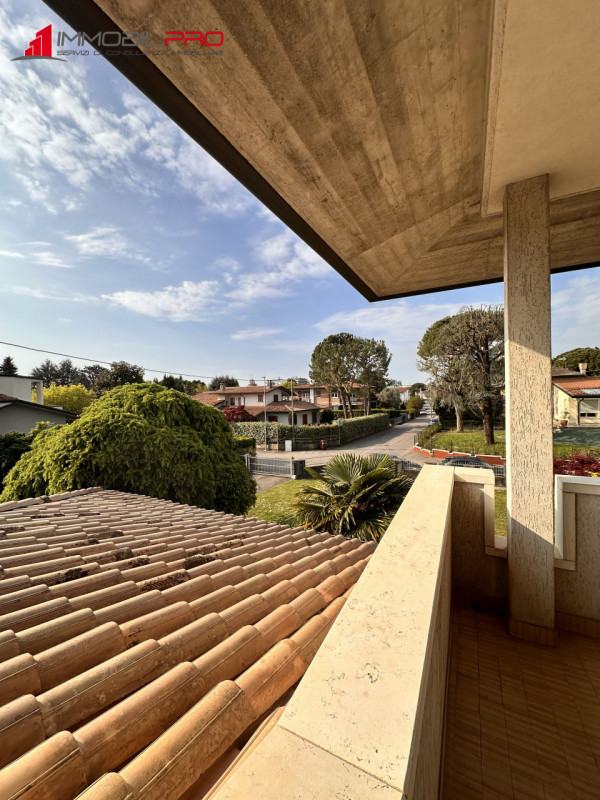 Su un lotto di oltre 2.000 mq, questa proprietà non è semplicemente grande — è rara.
I suoi 714 m...