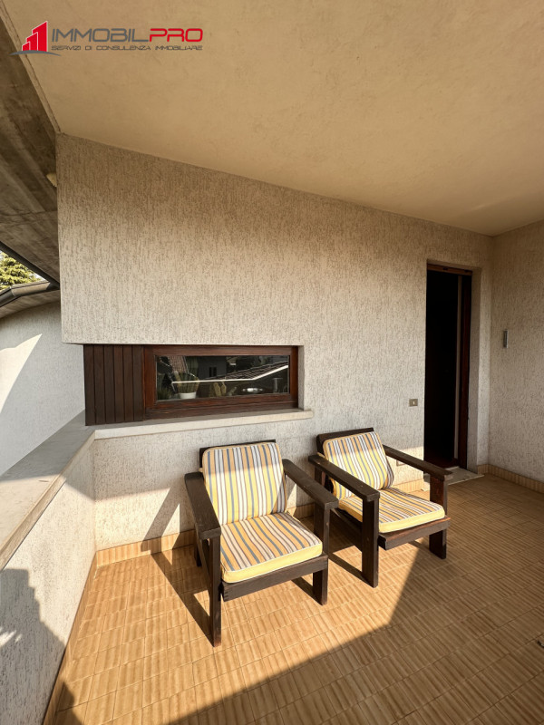 Su un lotto di oltre 2.000 mq, questa proprietà non è semplicemente grande — è rara.
I suoi 714 m...