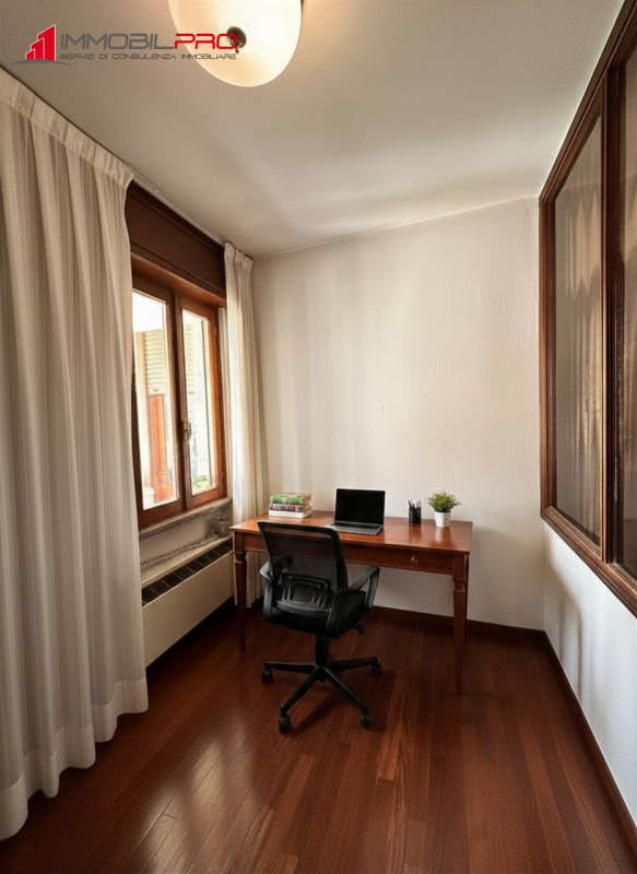 Su un lotto di oltre 2.000 mq, questa proprietà non è semplicemente grande — è rara.
I suoi 714 m...