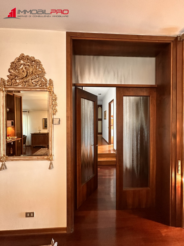 Su un lotto di oltre 2.000 mq, questa proprietà non è semplicemente grande — è rara.
I suoi 714 m...