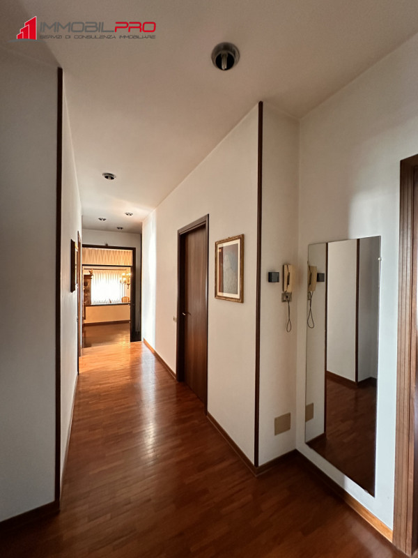 Su un lotto di oltre 2.000 mq, questa proprietà non è semplicemente grande — è rara.
I suoi 714 m...