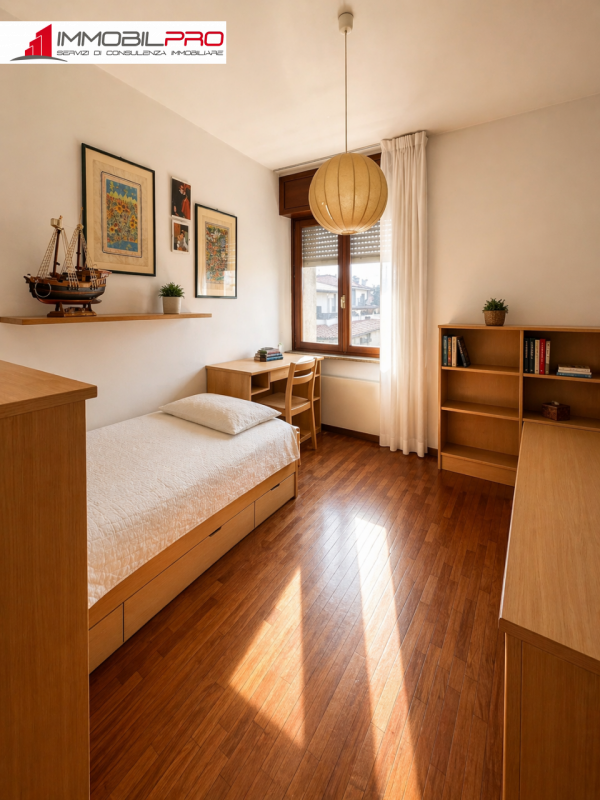 Su un lotto di oltre 2.000 mq, questa proprietà non è semplicemente grande — è rara.
I suoi 714 m...