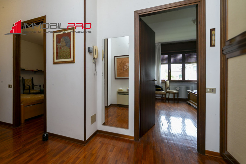 Su un lotto di oltre 2.000 mq, questa proprietà non è semplicemente grande — è rara.
I suoi 714 m...