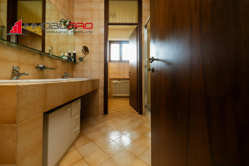 Su un lotto di oltre 2.000 mq, questa proprietà non è semplicemente grande — è rara.
I suoi 714 m...