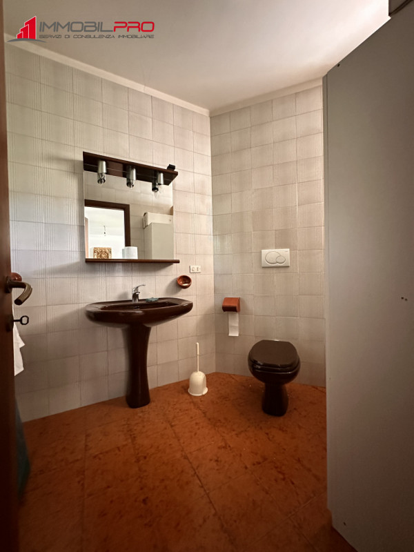 Su un lotto di oltre 2.000 mq, questa proprietà non è semplicemente grande — è rara.
I suoi 714 m...