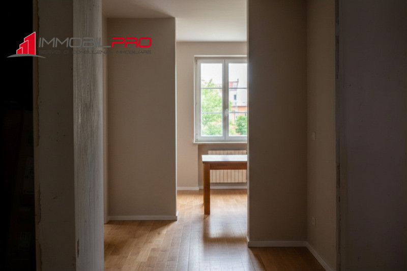 Su un lotto di oltre 2.000 mq, questa proprietà non è semplicemente grande — è rara.
I suoi 714 m...