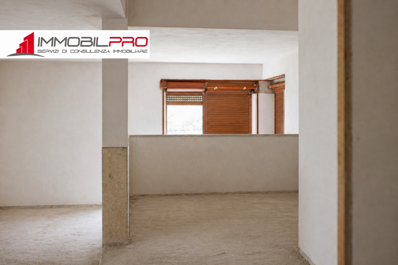 Su un lotto di oltre 2.000 mq, questa proprietà non è semplicemente grande — è rara.
I suoi 714 m...