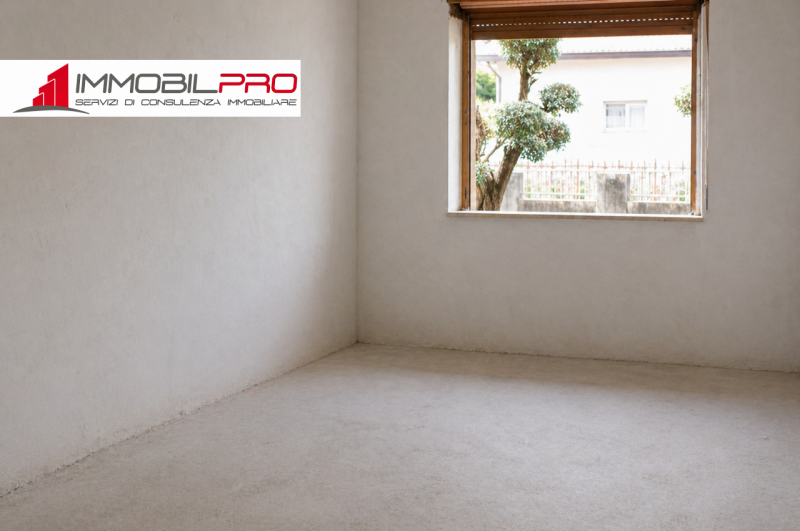 Su un lotto di oltre 2.000 mq, questa proprietà non è semplicemente grande — è rara.
I suoi 714 m...