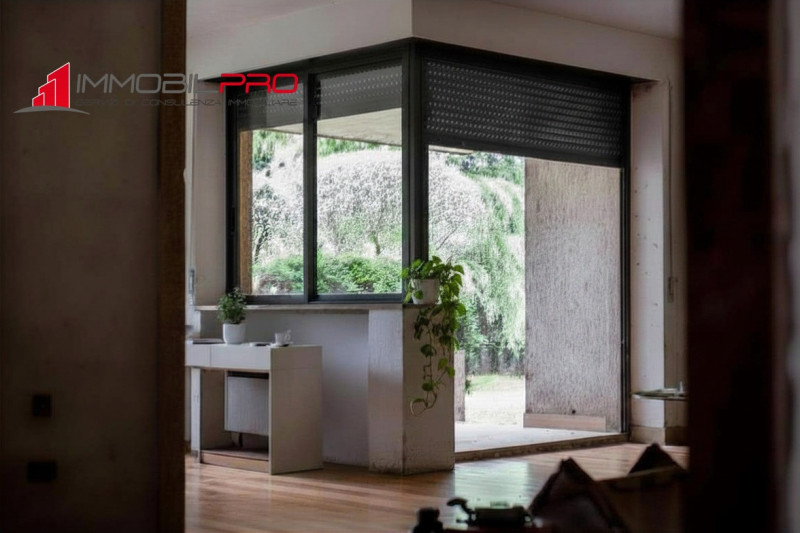 Su un lotto di oltre 2.000 mq, questa proprietà non è semplicemente grande — è rara.
I suoi 714 m...