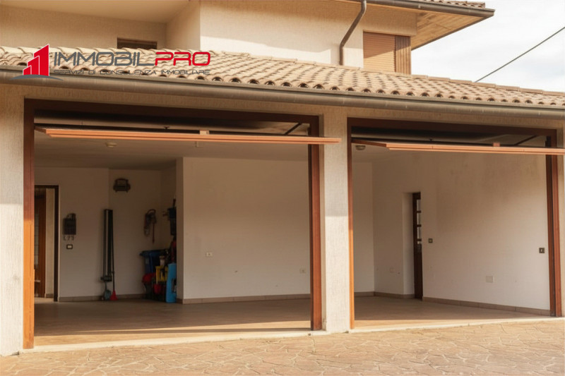 Su un lotto di oltre 2.000 mq, questa proprietà non è semplicemente grande — è rara.
I suoi 714 m...