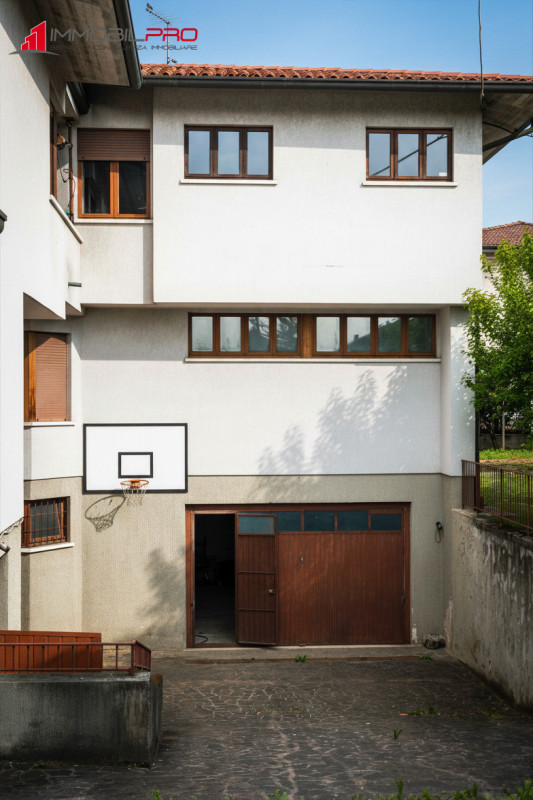 Su un lotto di oltre 2.000 mq, questa proprietà non è semplicemente grande — è rara.
I suoi 714 m...