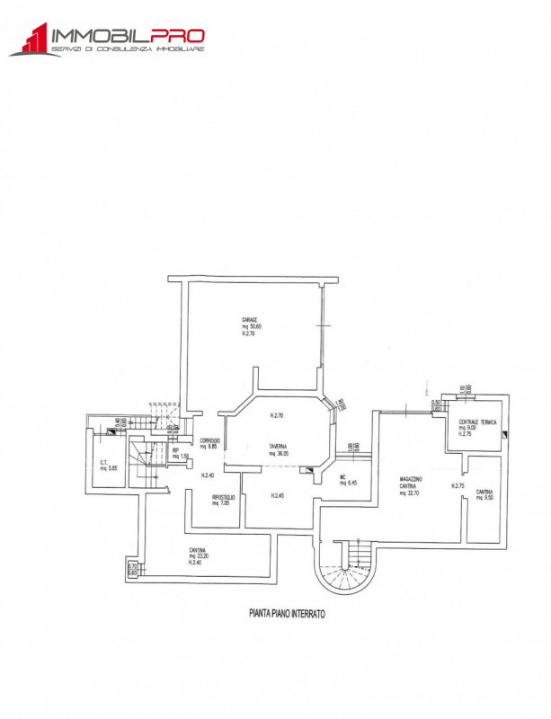 Su un lotto di oltre 2.000 mq, questa proprietà non è semplicemente grande — è rara.
I suoi 714 m...
